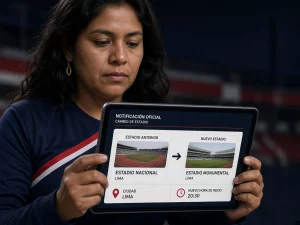 Mujer peruana revisando una notificación oficial de cambio de estadio para un partido de Perú